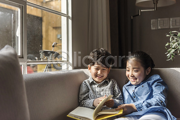 10대 남자 두명 어린이 어린이만 여자 한국인 JPG 앞모습 포토 가족 거실 남매 독서 상반신 소파 실내 앉기 웃음 책