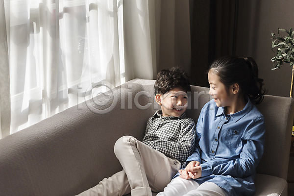 10대 남자 두명 어린이 어린이만 여자 한국인 JPG 앞모습 포토 가족 거실 남매 마주보기 상반신 소파 실내 앉기 웃음