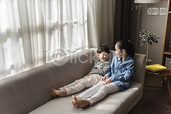 10대 남자 두명 어린이 어린이만 여자 한국인 JPG 앞모습 포토 가족 거실 남매 마주보기 소파 실내 앉기 웃음 전신