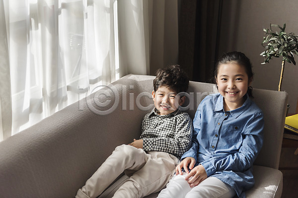 10대 남자 두명 어린이 어린이만 여자 한국인 JPG 앞모습 포토 가족 거실 남매 상반신 소파 실내 앉기 웃음