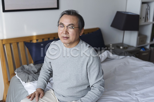 60대 남자 노년 노인남자한명만 한국인 한명 JPG 앞모습 포토 상반신 실내 앉기 조명 책장 침대 침실 할아버지
