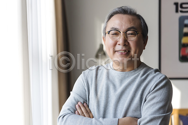 60대 남자 노년 노인남자한명만 한국인 한명 JPG 앞모습 포토 상반신 서기 실내 웃음 침실 팔짱 할아버지