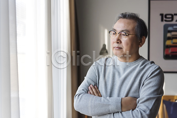 60대 남자 노년 노인남자한명만 한국인 한명 JPG 앞모습 포토 상반신 서기 실내 창가 침실 팔짱 할아버지