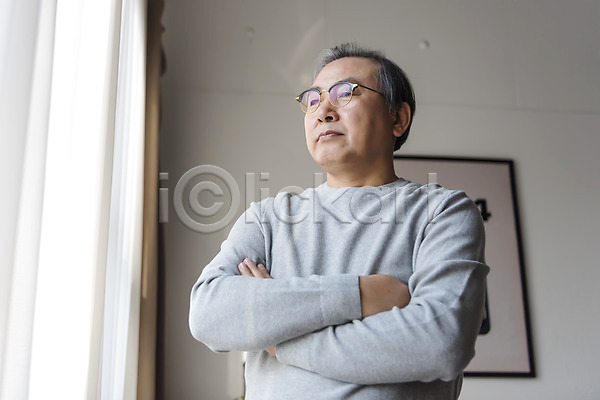 60대 남자 노년 노인남자한명만 한국인 한명 JPG 로우앵글 앞모습 포토 상반신 서기 실내 창가 침실 할아버지