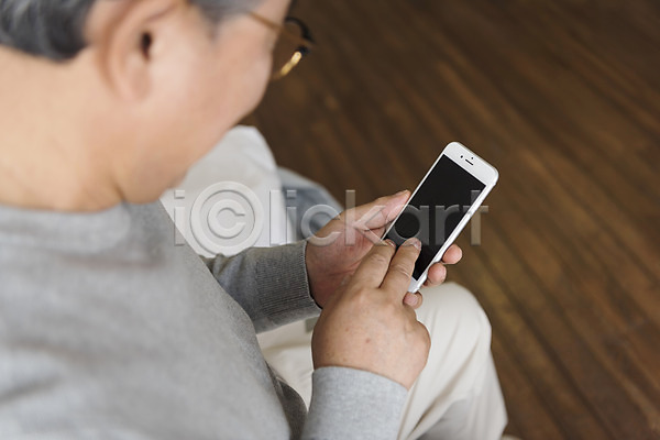 60대 남자 노년 노인남자한명만 한국인 한명 JPG 근접촬영 옆모습 포토 들기 만지기 상반신 스마트폰 실내 앉기 침대 할아버지