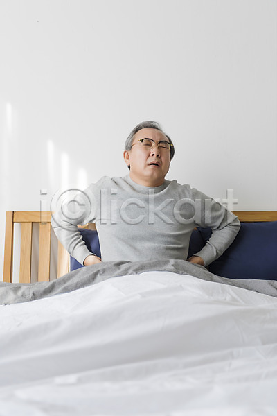 고통 60대 남자 노년 노인남자한명만 한국인 한명 JPG 앞모습 포토 상반신 실내 앉기 침대 침실 할아버지 허리 허리통증