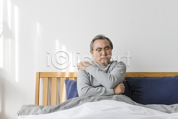 고통 60대 남자 노년 노인남자한명만 한국인 한명 JPG 앞모습 포토 상반신 실내 앉기 어깨통증 침대 침실 할아버지