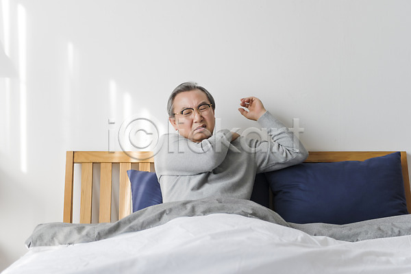고통 60대 남자 노년 노인남자한명만 한국인 한명 JPG 앞모습 포토 상반신 실내 앉기 어깨 어깨통증 침대 침실 할아버지