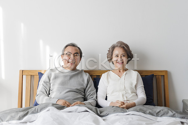 60대 남자 노년 노인만 두명 여자 한국인 JPG 앞모습 포토 가족 노부부 부부 상반신 실내 앉기 웃음 침대 침실 할머니 할아버지