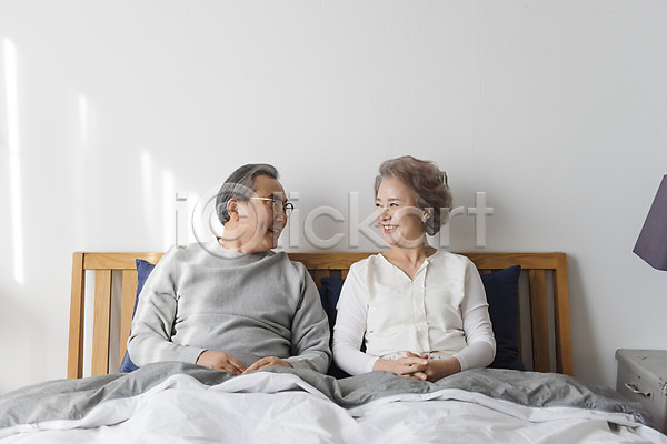 60대 남자 노년 노인만 두명 여자 한국인 JPG 앞모습 포토 가족 노부부 마주보기 부부 상반신 실내 앉기 웃음 침대 침실 할머니 할아버지