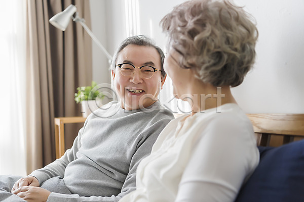 60대 남자 노년 노인만 두명 여자 한국인 JPG 앞모습 옆모습 포토 가족 노부부 마주보기 상반신 실내 앉기 웃음 침대 침실 할머니 할아버지
