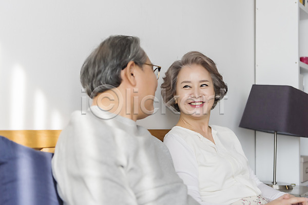 60대 남자 노년 노인만 두명 여자 한국인 JPG 옆모습 포토 가족 노부부 마주보기 상반신 실내 앉기 웃음 조명 침대 침실 할머니 할아버지