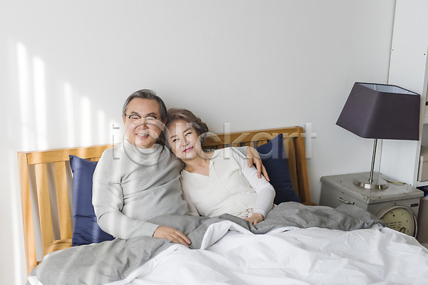 60대 남자 노년 노인만 두명 여자 한국인 JPG 앞모습 포토 가족 노부부 상반신 실내 앉기 어깨에손 웃음 침대 침실 할머니 할아버지