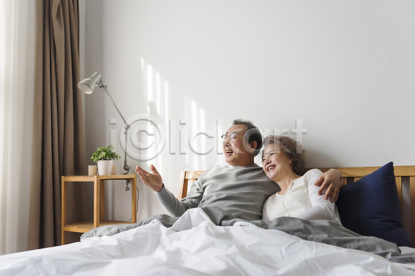 60대 남자 노년 노인만 두명 여자 한국인 JPG 앞모습 포토 가족 기댐 노부부 상반신 실내 앉기 웃음 침대 침실 할머니 할아버지