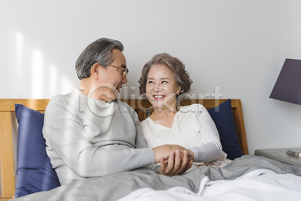 60대 남자 노년 노인만 두명 여자 한국인 JPG 앞모습 포토 가족 기댐 노부부 마주보기 상반신 손잡기 실내 앉기 웃음 침대 침실 할머니 할아버지