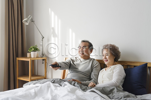 60대 남자 노년 노인만 두명 여자 한국인 JPG 앞모습 포토 가족 노부부 리모컨 상반신 실내 앉기 웃음 침대 침실 텔레비전 할머니 할아버지