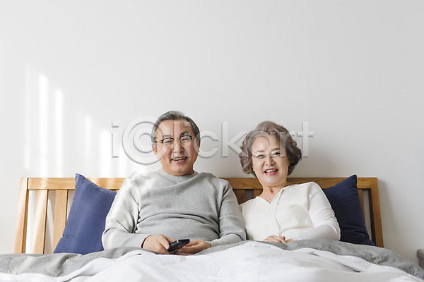 60대 남자 노년 노인만 두명 여자 한국인 JPG 앞모습 포토 가족 노부부 리모컨 상반신 실내 앉기 웃음 침대 침실 텔레비전 할머니 할아버지