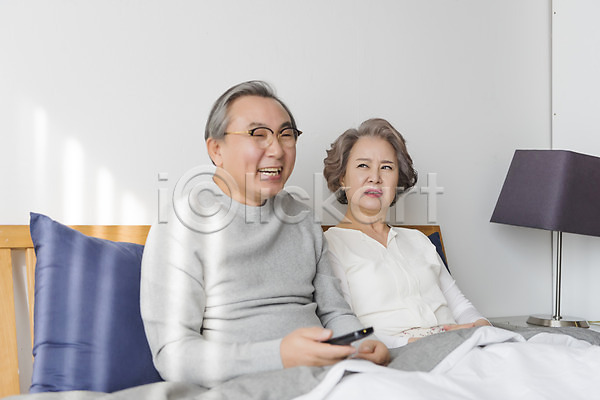 60대 남자 노년 노인만 두명 여자 한국인 JPG 앞모습 포토 가족 노려봄 노부부 들기 리모컨 상반신 실내 앉기 웃음 침대 침실 텔레비전 할머니 할아버지