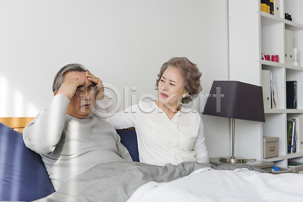 고민 60대 남자 노년 노인만 두명 여자 한국인 JPG 앞모습 포토 가족 간호 노부부 두통 상반신 실내 앉기 웃음 책장 침대 침실 할머니 할아버지