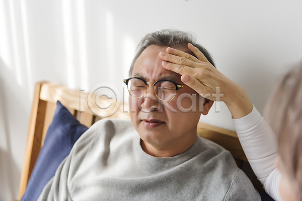 60대 남자 노년 노인만 두명 신체부위 여자 한국인 JPG 앞모습 포토 가족 간호 노부부 두통 상반신 실내 앉기 침대 침실 할머니 할아버지