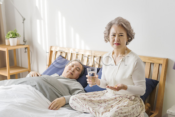 60대 남자 노년 노인만 두명 여자 한국인 JPG 앞모습 포토 가족 간호 노부부 눕기 물 물컵 상반신 실내 앉기 약 잠 찡그림 침대 침실 할머니 할아버지