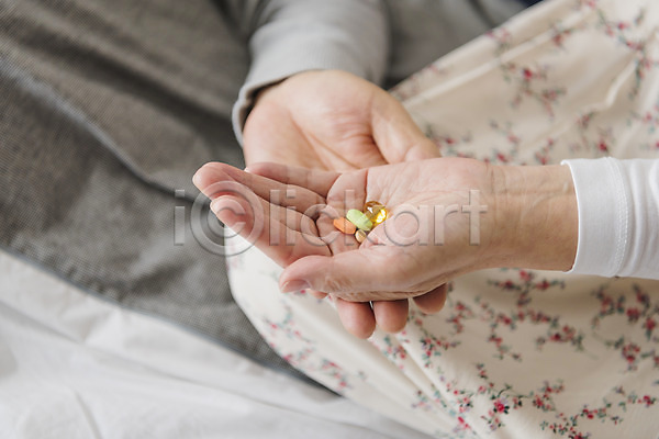 60대 남자 노년 노인만 두명 신체부위 여자 한국인 JPG 포토 가족 노부부 손 실내 약 주기 할머니 할아버지