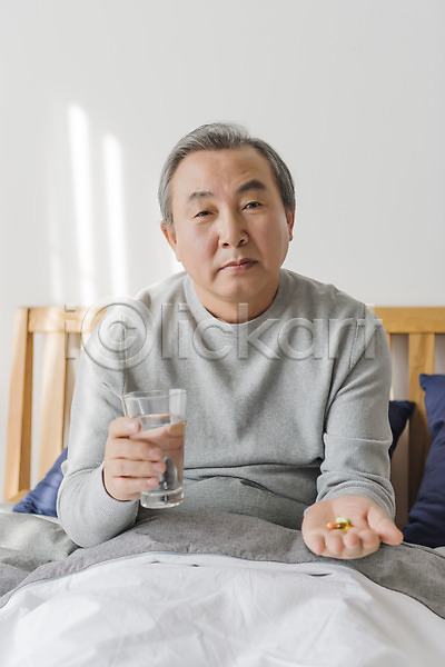 60대 남자 노년 노인남자한명만 한국인 한명 JPG 앞모습 포토 들기 물 물컵 상반신 실내 앉기 약 침대 침실 할아버지