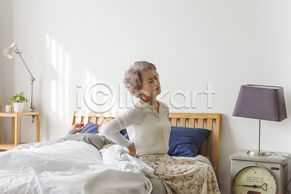 고통 60대 남자 노년 노인만 두명 여자 한국인 JPG 옆모습 포토 가족 노부부 눕기 상반신 실내 앉기 침대 침실 할머니 할아버지 허리 허리통증