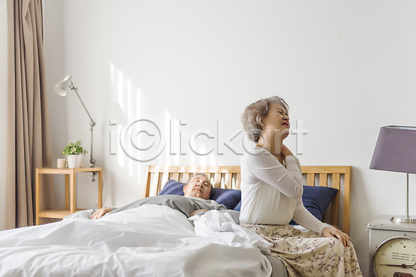 고통 60대 남자 노년 노인만 두명 여자 한국인 JPG 옆모습 포토 가족 노부부 눕기 상반신 실내 앉기 어깨통증 침대 침실 할머니 할아버지