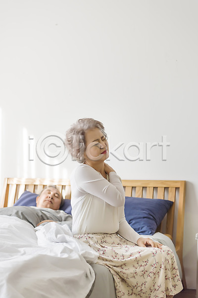 60대 노년 노인여자한명만 여자 한국인 한명 JPG 옆모습 포토 눕기 상반신 실내 앉기 어깨 어깨통증 침대 침실 할머니 할아버지