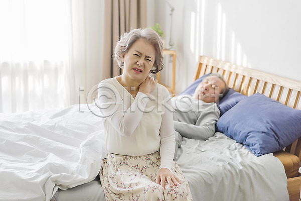 60대 남자 노년 노인만 두명 여자 한국인 JPG 아웃포커스 앞모습 포토 가족 노부부 눕기 상반신 실내 앉기 어깨 어깨통증 찡그림 침대 침실 할머니 할아버지