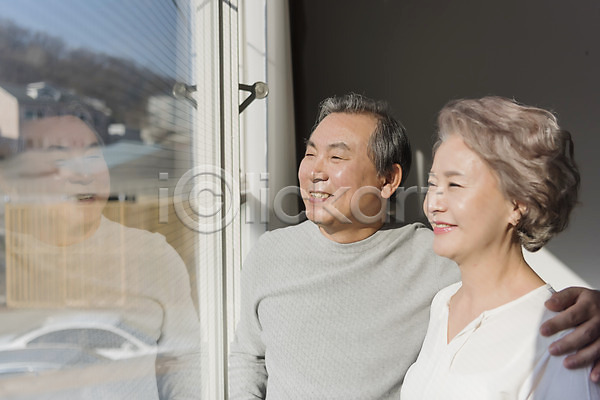 60대 남자 노년 노인만 두명 여자 한국인 JPG 옆모습 포토 가족 노부부 상반신 서기 실내 어깨동무 웃음 창가 할머니 할아버지