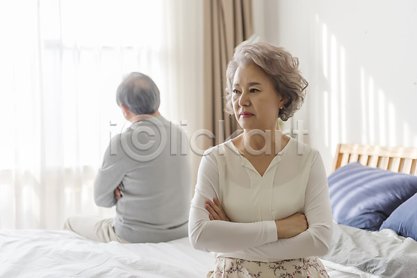 분노 60대 남자 노년 노인만 두명 여자 한국인 JPG 뒷모습 앞모습 포토 가족 노부부 부부싸움 상반신 실내 싸움 앉기 침대 침실 팔짱 할머니 할아버지