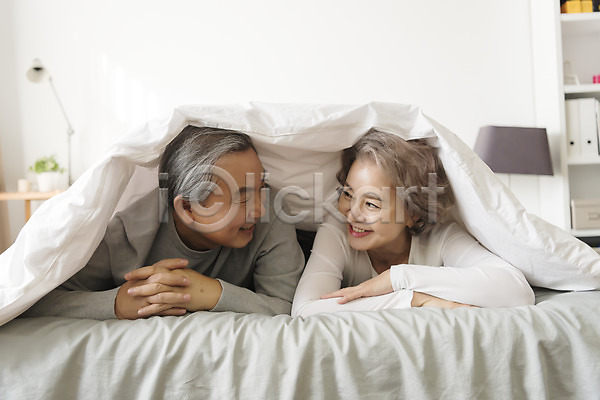 60대 남자 노년 노인만 두명 여자 한국인 JPG 앞모습 포토 가족 노부부 마주보기 상반신 실내 엎드리기 웃음 이불 책장 침대 침실 할머니 할아버지