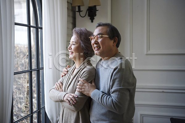 60대 남자 노년 노인만 두명 여자 한국인 JPG 옆모습 포토 가족 거실 노부부 상반신 서기 실내 어깨에손 웃음 창가 창문 할머니 할아버지