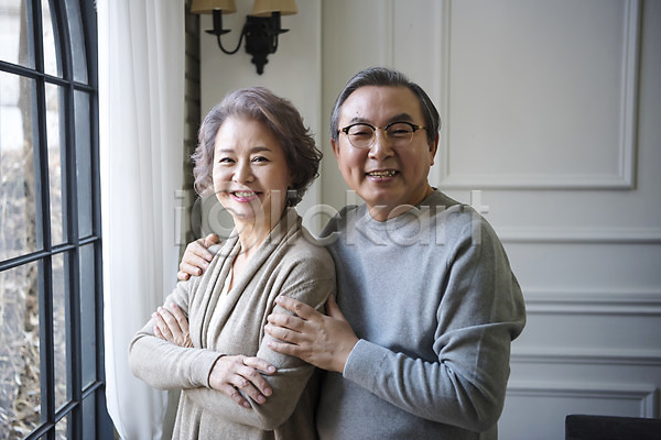 60대 남자 노년 노인만 두명 여자 한국인 JPG 앞모습 포토 가족 거실 노부부 상반신 서기 실내 어깨에손 웃음 창가 할머니 할아버지