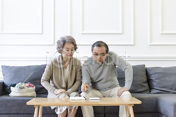 60대 남자 노년 노인만 두명 여자 한국인 JPG 앞모습 포토 가계부 가족 거실 노부부 상반신 소파 실내 앉기 탁자 털실 할머니 할아버지