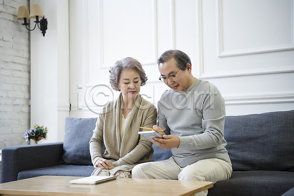 60대 남자 노년 노인만 두명 여자 한국인 JPG 앞모습 포토 가계부 가족 거실 계산기 노부부 상반신 소파 실내 앉기 할머니 할아버지