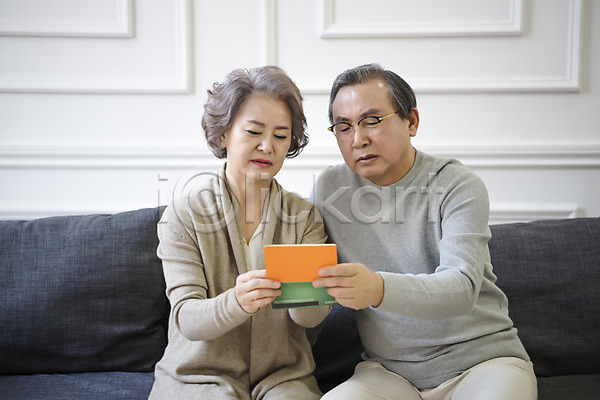 60대 남자 노년 노인만 두명 여자 한국인 JPG 앞모습 포토 가족 거실 노부부 들기 상반신 소파 실내 앉기 통장 할머니 할아버지