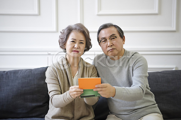 60대 남자 노년 노인만 두명 여자 한국인 JPG 앞모습 포토 가족 거실 노부부 들기 상반신 소파 실내 앉기 통장 할머니 할아버지