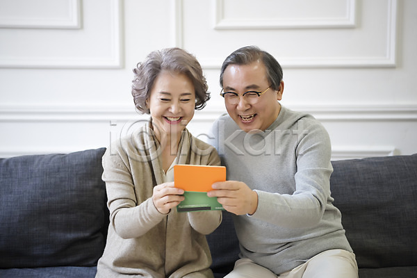 60대 남자 노년 노인만 두명 여자 한국인 JPG 앞모습 포토 가족 거실 노부부 들기 상반신 소파 실내 앉기 웃음 통장 할머니 할아버지