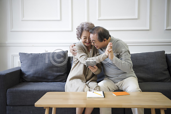 60대 남자 노년 노인만 두명 여자 한국인 JPG 앞모습 포토 가족 거실 계산기 노부부 들기 상반신 소파 실내 앉기 웃음 탁자 할머니 할아버지