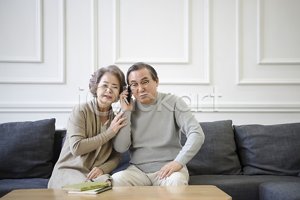60대 남자 노년 노인만 두명 여자 한국인 JPG 앞모습 포토 가족 거실 노부부 듣기 상반신 소파 실내 앉기 통화 할머니 할아버지