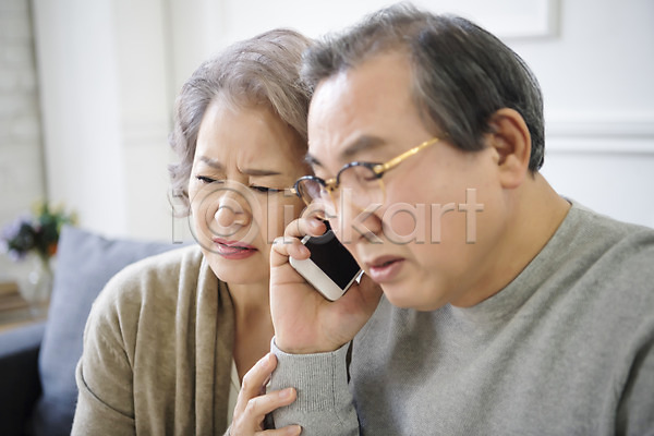 60대 남자 노년 노인만 두명 여자 한국인 JPG 앞모습 포토 가족 거실 노부부 듣기 상반신 소파 실내 심각 앉기 통화 할머니 할아버지