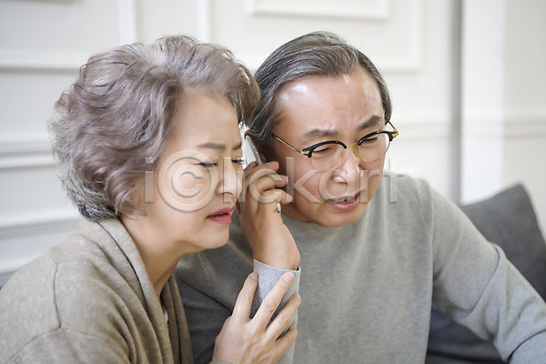 60대 남자 노년 노인만 두명 여자 한국인 JPG 앞모습 포토 가족 거실 노부부 듣기 상반신 소파 실내 심각 앉기 할머니 할아버지