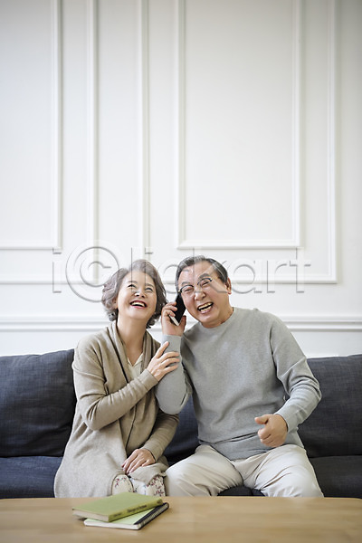 기쁨 60대 남자 노년 노인만 두명 여자 한국인 JPG 앞모습 포토 가족 거실 노부부 듣기 상반신 소파 실내 앉기 통화 할머니 할아버지
