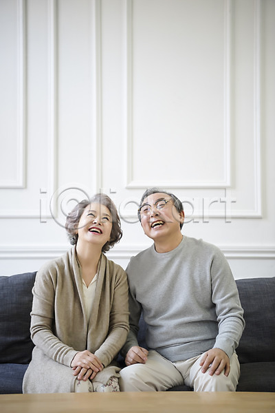60대 남자 노년 노인만 두명 여자 한국인 JPG 앞모습 포토 가족 거실 노부부 상반신 소파 실내 앉기 웃음 할머니 할아버지