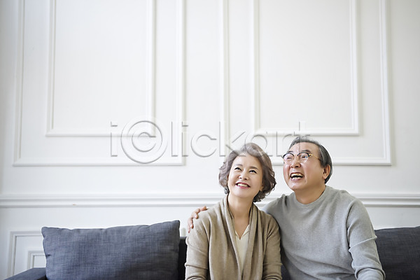 즐거움 행복 60대 남자 노년 노인만 두명 여자 한국인 JPG 앞모습 포토 가족 거실 노부부 상반신 소파 실내 앉기 어깨에손 웃음 할머니 할아버지