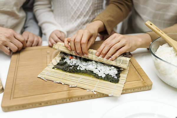 10대 30대 60대 노년 성인 세명 신체부위 어린이 여자 여자만 한국인 JPG 포토 가족 김밥 딸 모녀 삼대 상반신 서기 손 손녀 실내 엄마 요리 할머니