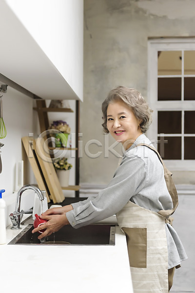 60대 노년 노인여자한명만 여자 한국인 한명 JPG 옆모습 포토 상반신 서기 설거지 실내 싱크대 웃음 주방 할머니